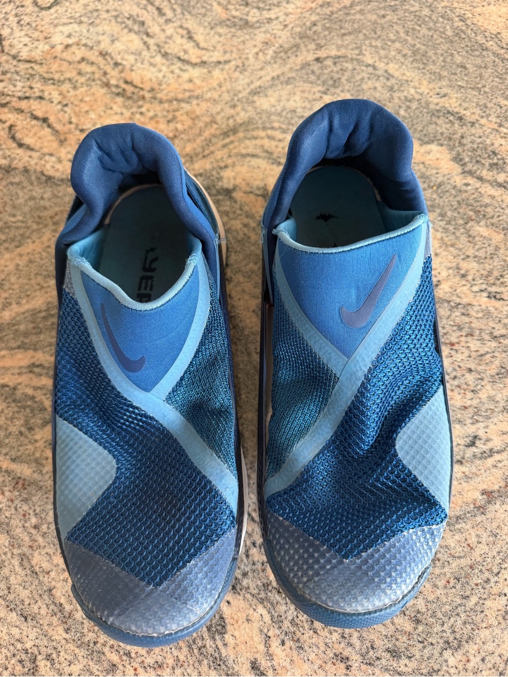 Nike Men’s Slip-On Sneakers go flyease in Light Blue and Royal Blue